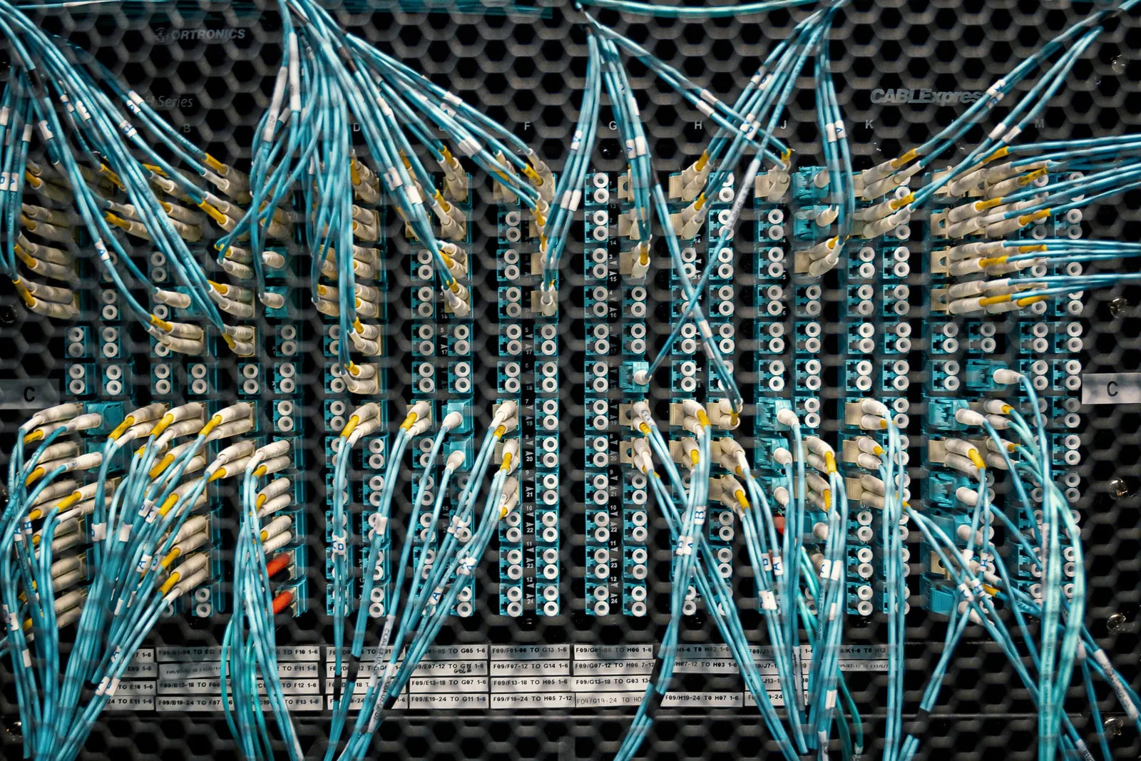 Fibre optic patch panel with neatly routed cabling